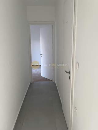 תמונת נאה סימרני, אתונה למכירה