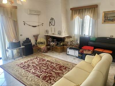 תמונת ואריליסיה, אתונה למכירה (1)