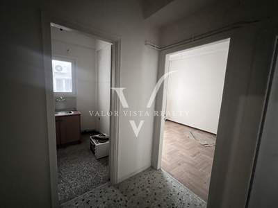 תמונת פנגרטי, אתונה למכירה (1)