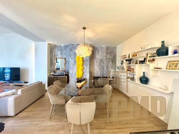 תמונת גליפדה, אתונה למכירה (1)