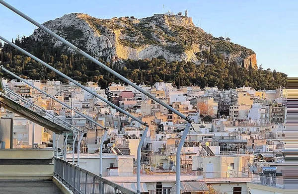 תמונת אקסרחיה, אתונה למכירה (1)