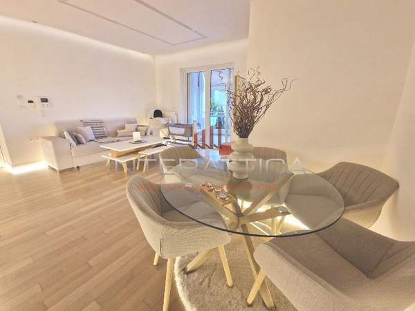 תמונת חאלנדרי, אתונה למכירה (1)