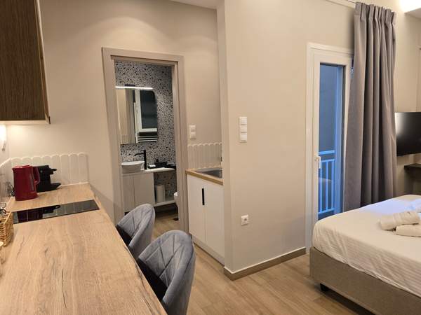 תמונת מרכז, פיראוס למכירה (1)