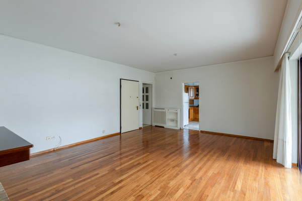 תמונת אלימוס, אתונה למכירה (1)