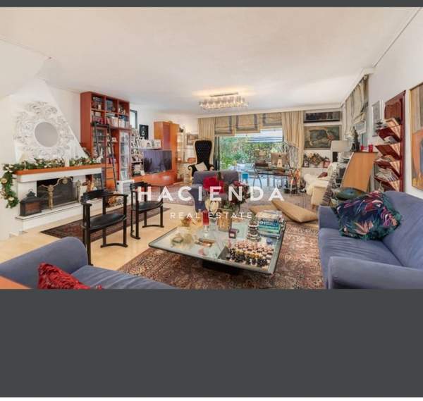 תמונת גליפדה, אתונה למכירה