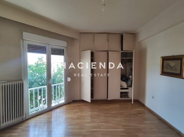 תמונת אליסיה, אתונה למכירה (1)