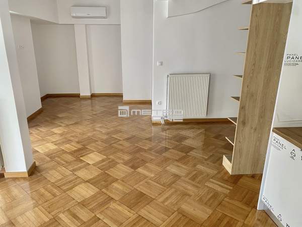 תמונת ויקטוריה, אתונה למכירה (1)