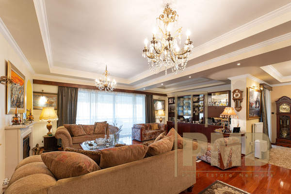 תמונת גליפדה, אתונה למכירה