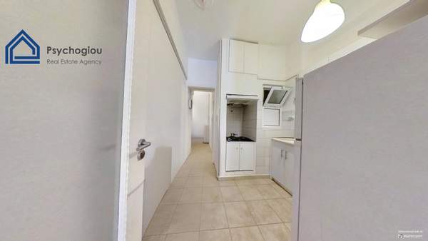 תמונת אקסרחיה, אתונה למכירה (1)