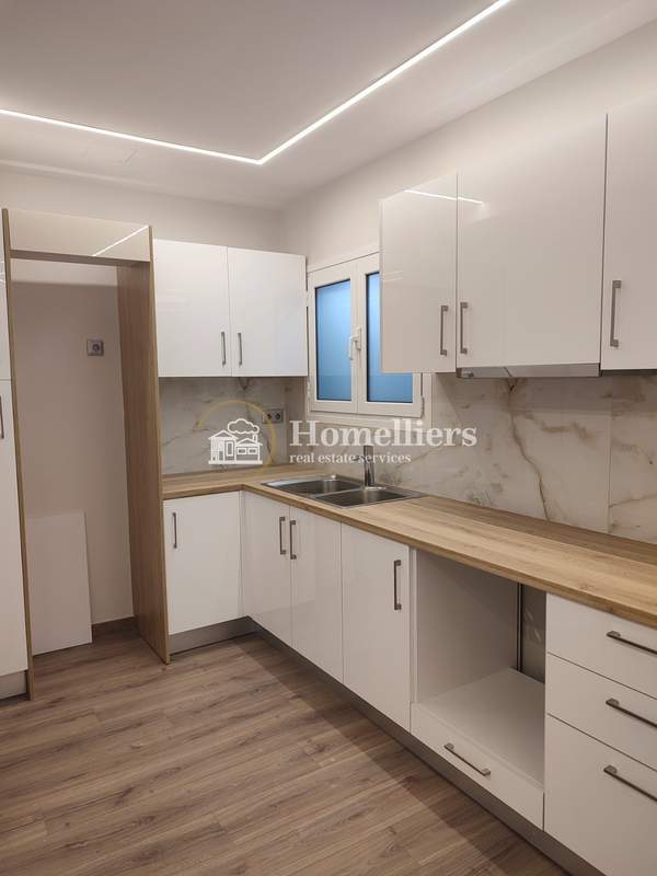 תמונת אקסרחיה, אתונה למכירה (1)