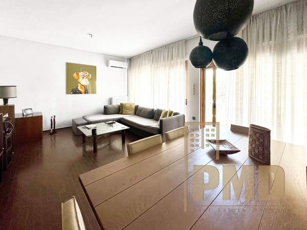 תמונת גליפדה, אתונה למכירה (1)