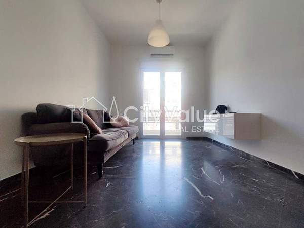 תמונת אקסרחיה, אתונה למכירה (1)