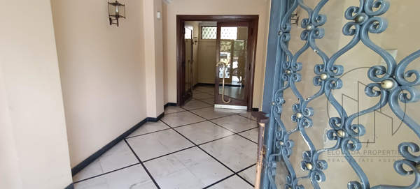 תמונת אקסרחיה, אתונה למכירה (1)