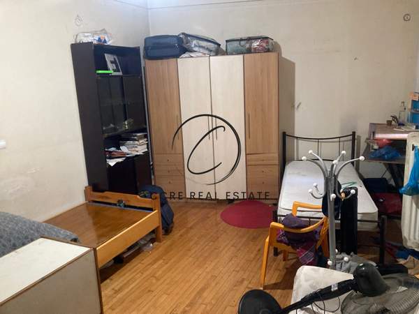 תמונת קיפסלי, אתונה למכירה (1)