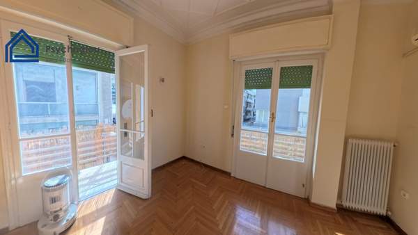 תמונת מרכז, פיראוס למכירה (1)