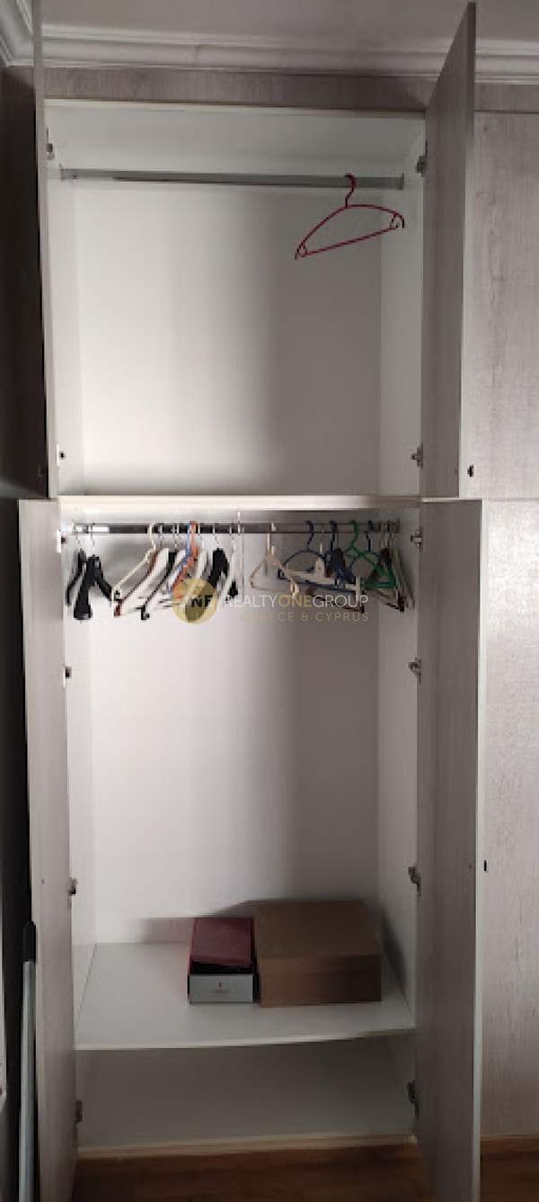 תמונת ויקטוריה, אתונה למכירה (1)