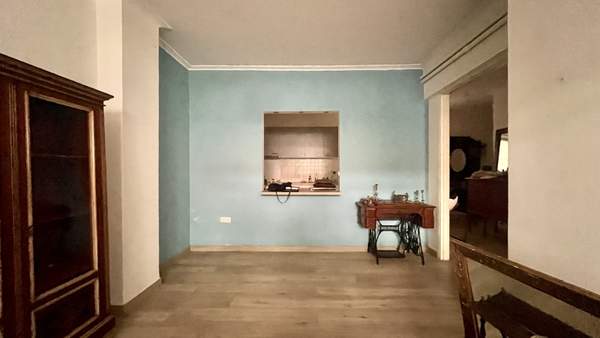 תמונת פנגרטי, אתונה למכירה (1)