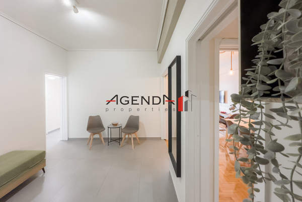 תמונת אקסרחיה, אתונה למכירה (1)