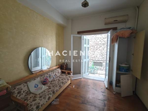 תמונת אקסרחיה, אתונה למכירה