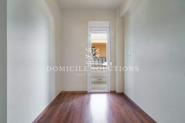 תמונת גליפדה, אתונה למכירה (1)