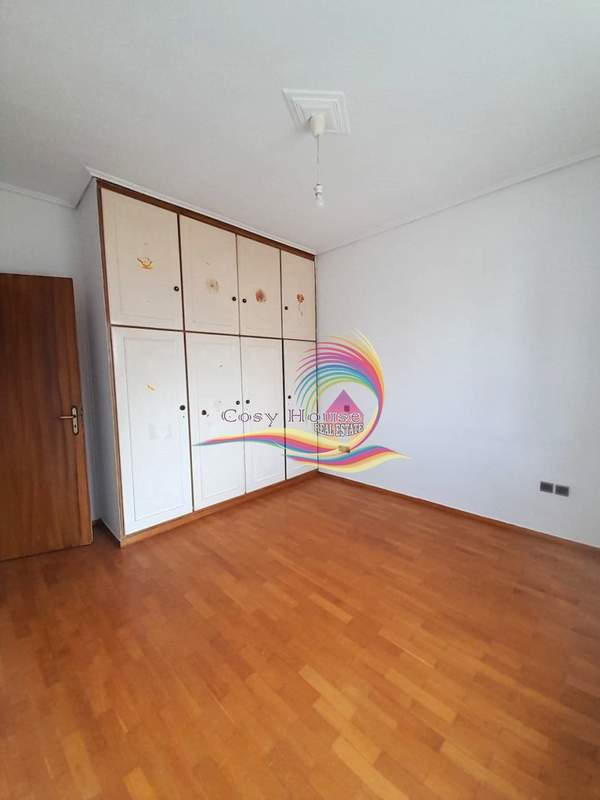 תמונת גליפדה, אתונה למכירה (1)