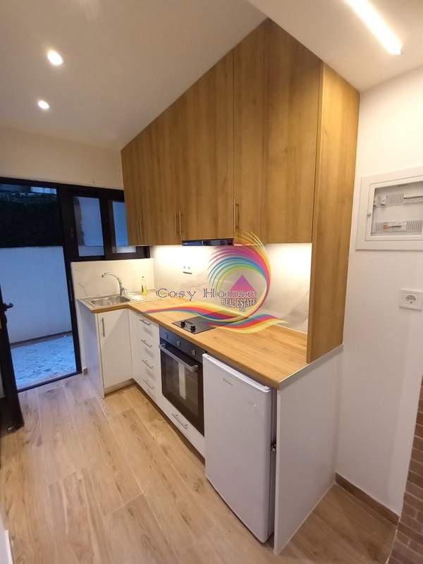 תמונת זוגרפו, אתונה למכירה