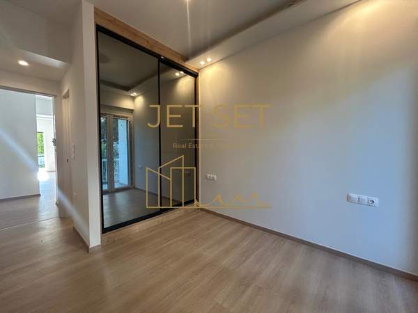 תמונת גליפדה, אתונה למכירה (1)