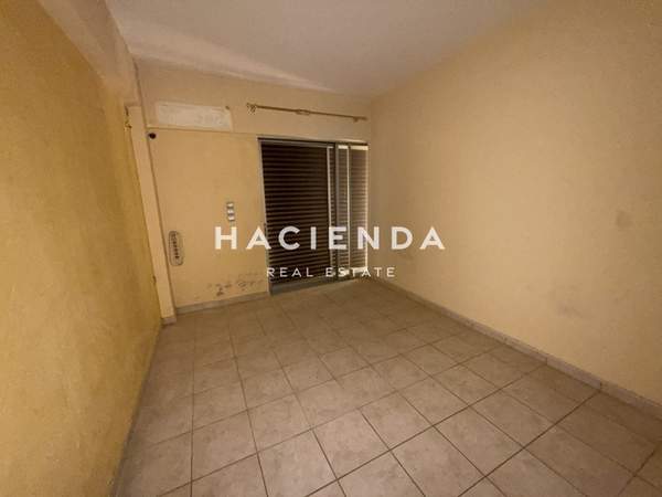 תמונת גליפדה, אתונה למכירה