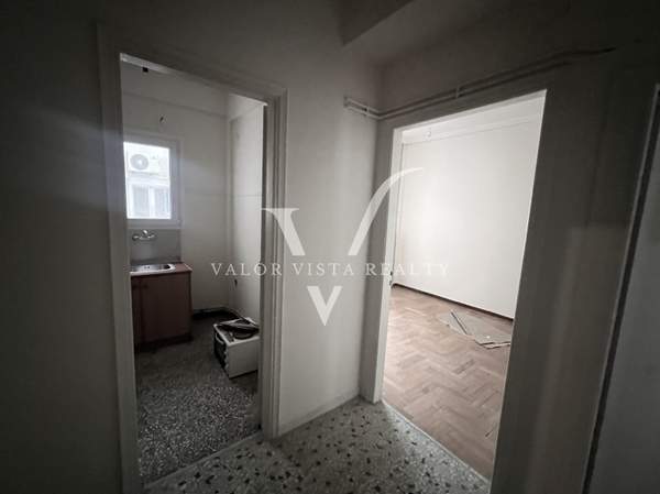 תמונת פנגרטי, אתונה למכירה (1)