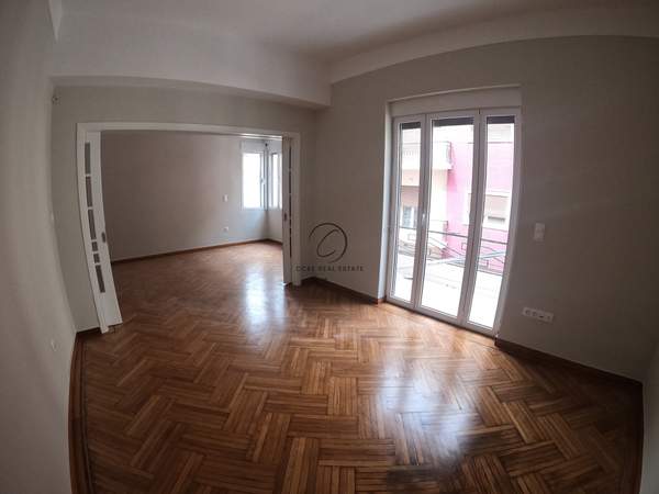 תמונת אקסרחיה, אתונה למכירה (1)