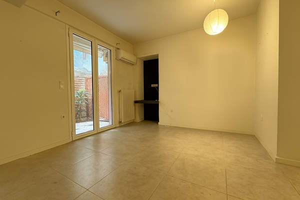 תמונת פנגרטי, אתונה למכירה (1)