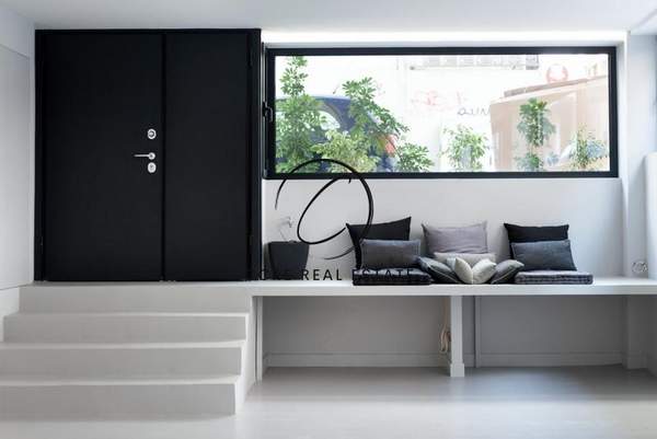 תמונת מץ, אתונה למכירה (1)