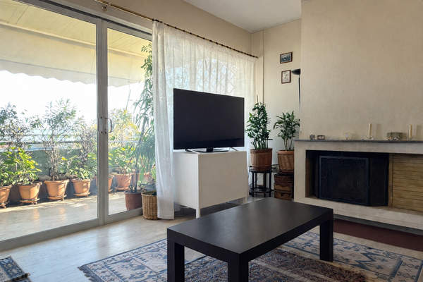 תמונת חאלנדרי, אתונה למכירה (1)