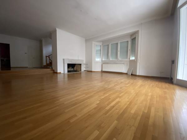 תמונת פסיכיקו, אתונה למכירה (1)