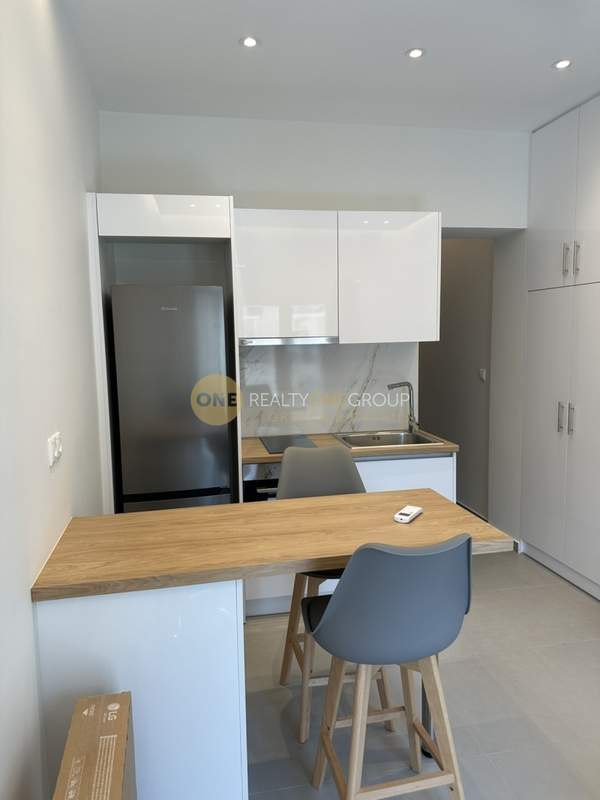 תמונת קיפסלי, אתונה למכירה (1)