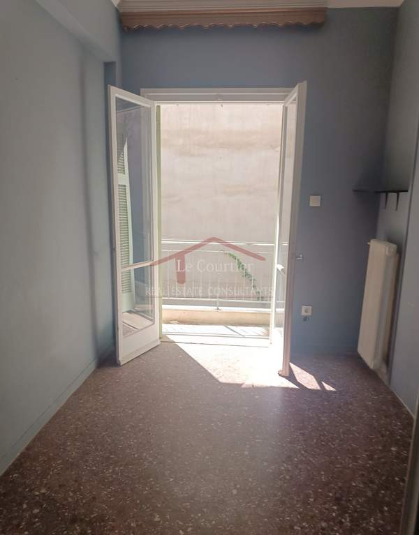 תמונת נאה קיפסלי, אתונה למכירה (1)