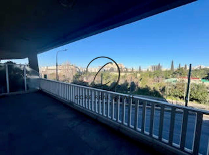 תמונת מץ, אתונה למכירה