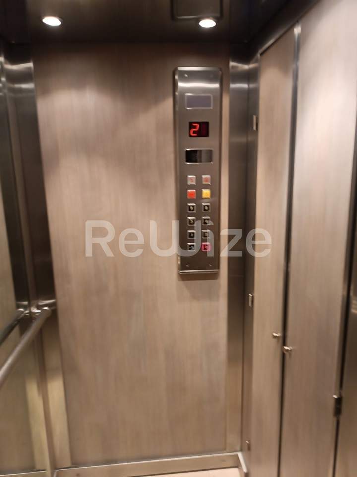 תמונת אקסרחיה, אתונה למכירה