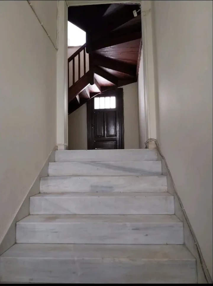 תמונת אקסרחיה, אתונה למכירה