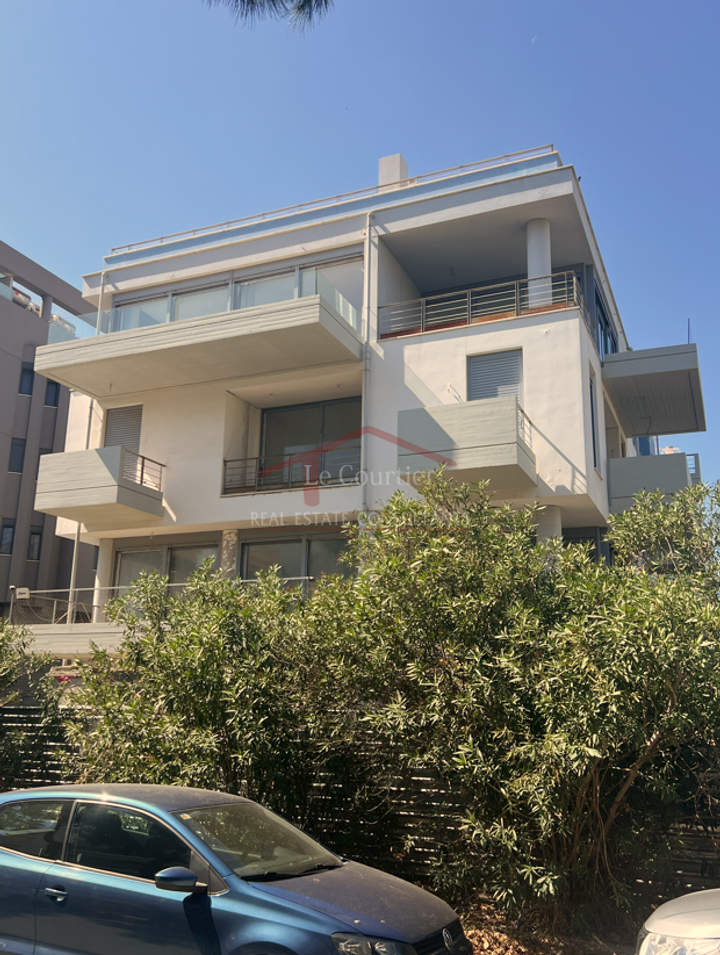 תמונת גליפדה, אתונה למכירה