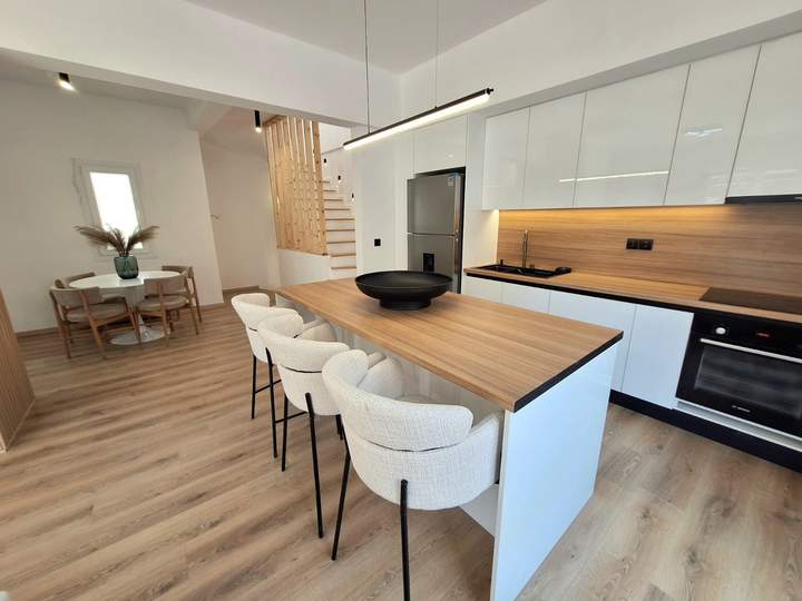 תמונת נאה פסיכיקו, אתונה למכירה
