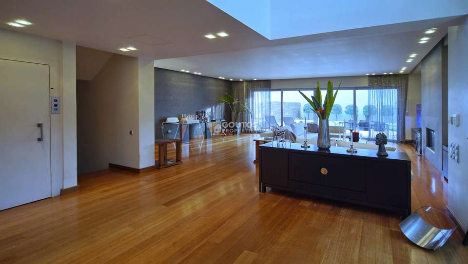 Image 2 of 28