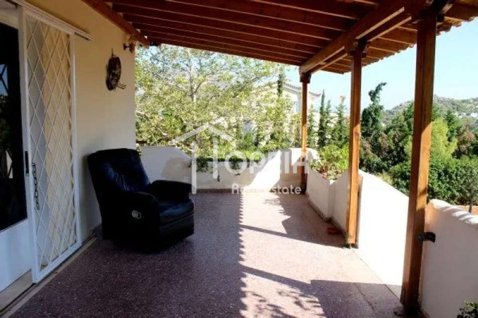 Image 0 of 8