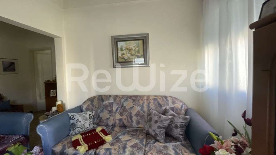 Image 2 of 7