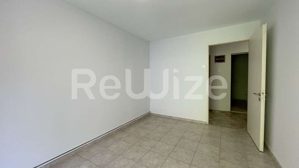 Image 2 of 25