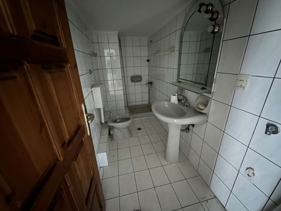 Image 5 of 9