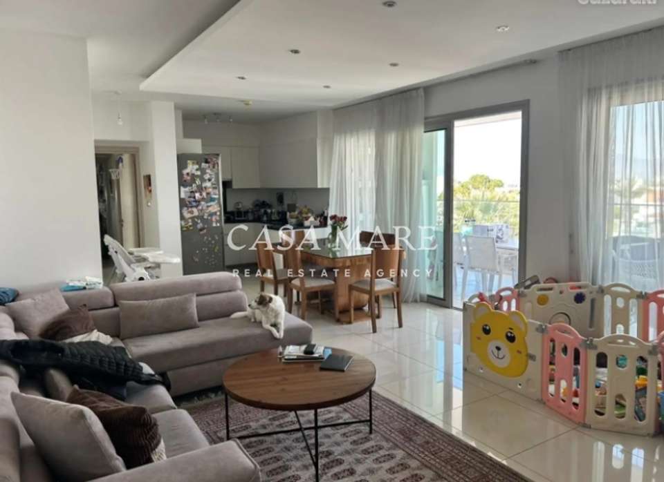 Image 0 of 8