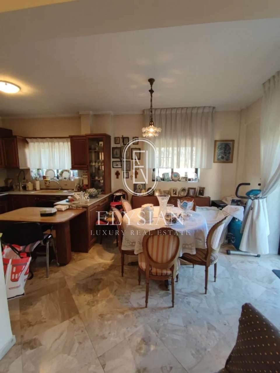 Image 0 of 4
