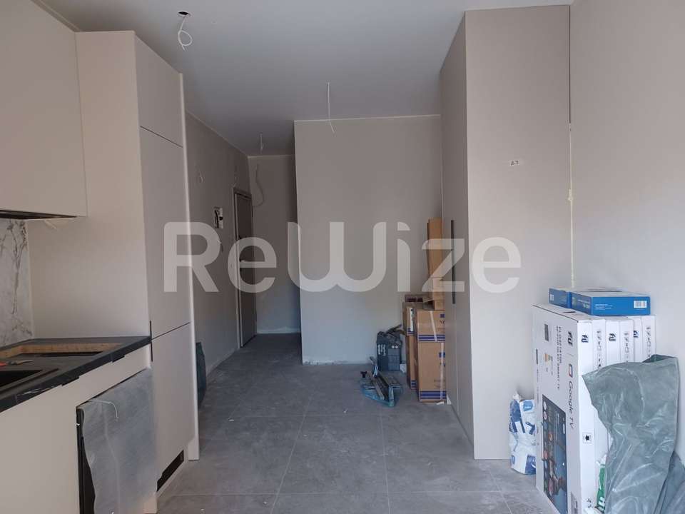 Image 2 of 6