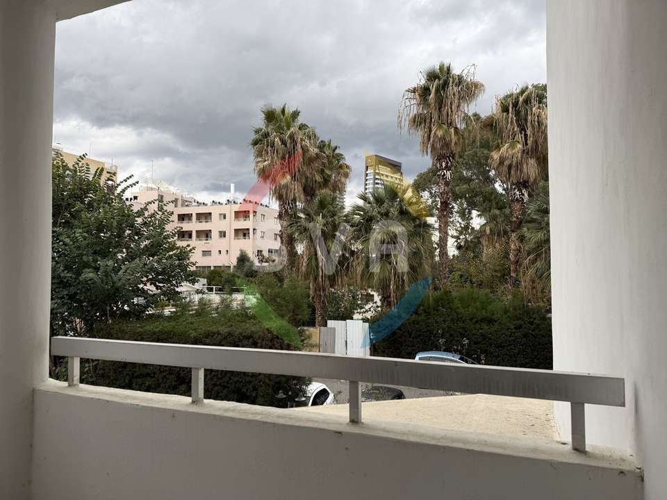 Image 0 of 6